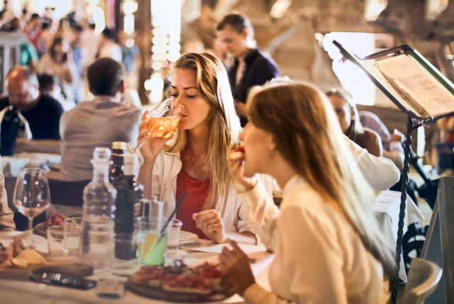 Consejos para comer fuera sin arruinar tu dieta